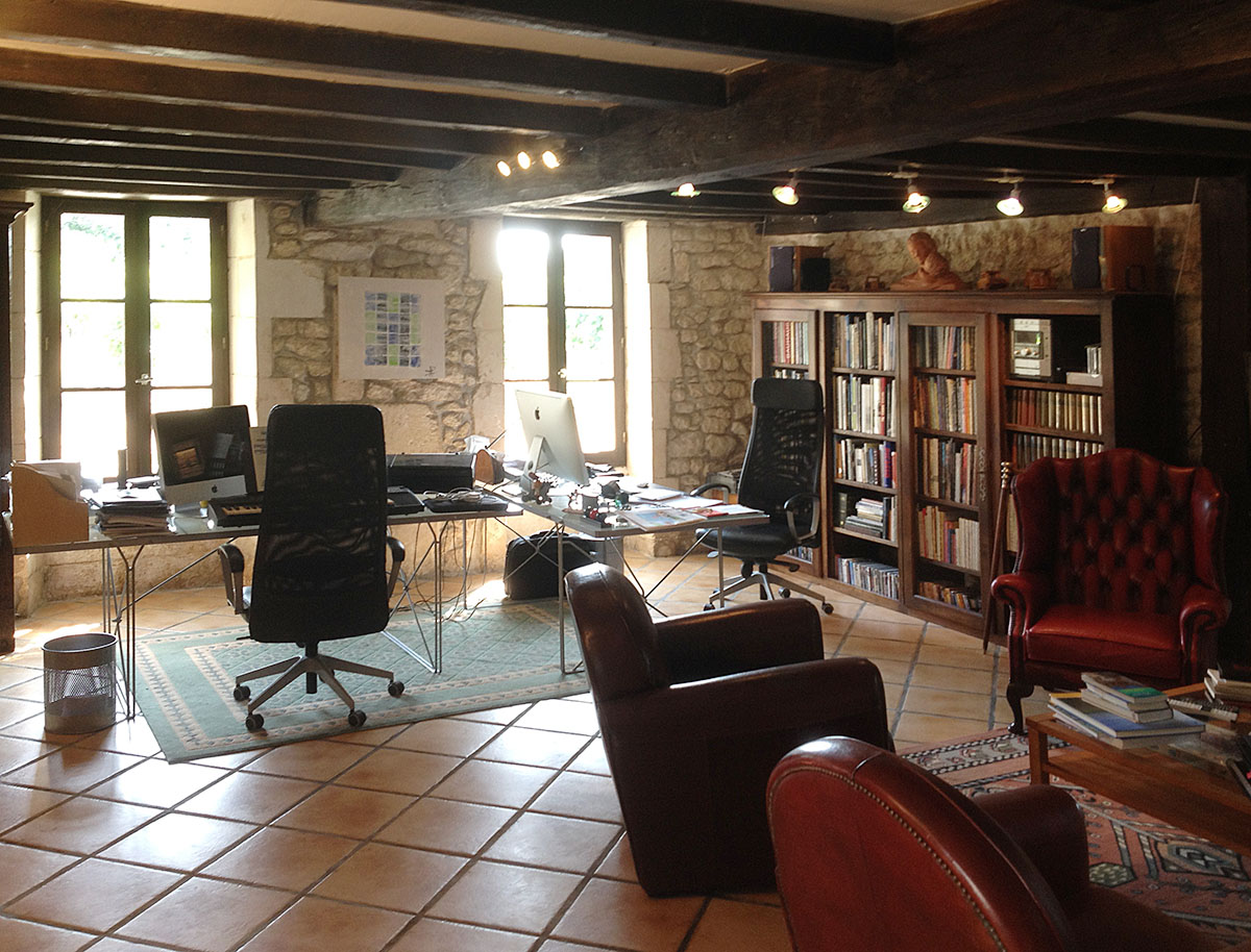 Le bureau et la cheminée Le bureau et la cheminée
